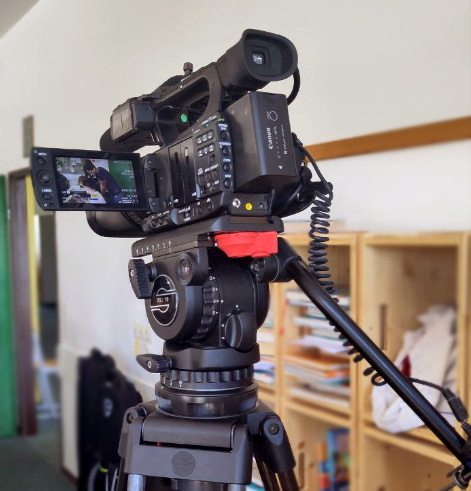 Filmkamera auf einem Stativ in einem Klassenzimmer